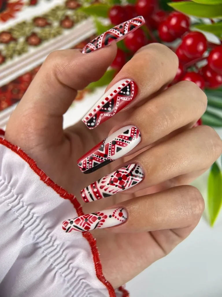 Традиційний етно дизайн нігтів у стилі вишиванки