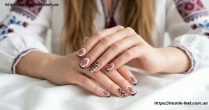 Манікюр у стилі вишиванки з червоно-чорним візерунком