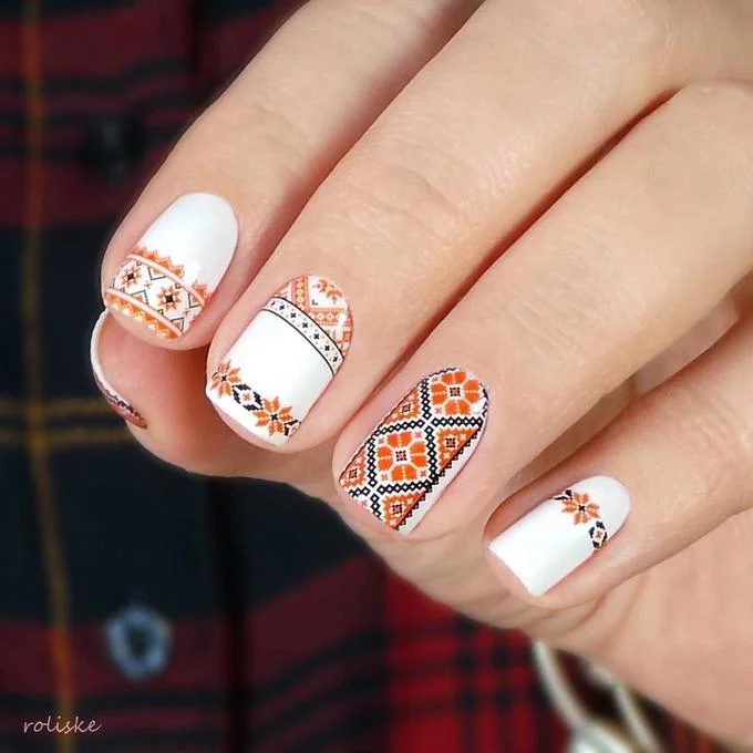 Білі нігті під вишиванку із золотом візерунком