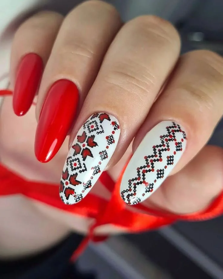 Традиційний дизайн нігтів у стилі вишиванки