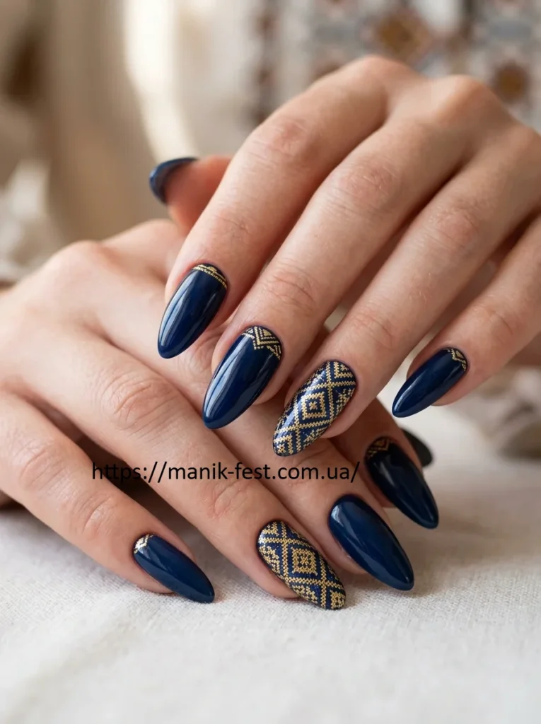 Синій манікюр під вишиванку із золотим етнічним візерунком